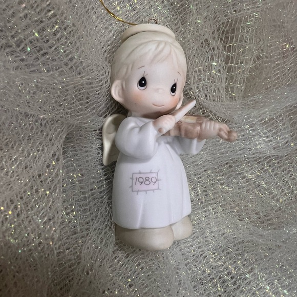 Oh Holy Night 1989 Angel Ornament - Picture 2 of 2